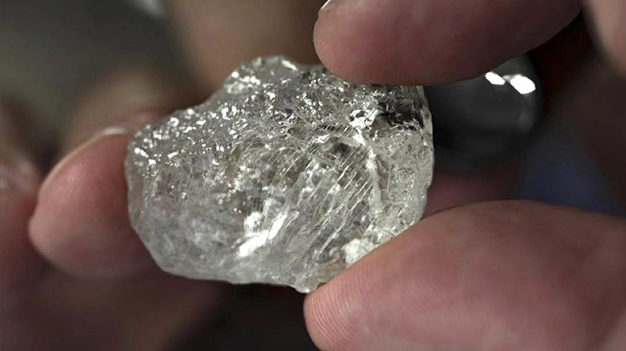 Botswana seeks new De Beers diamond sales deal by end of April