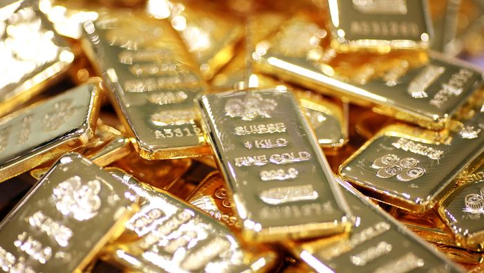As stocks gyrate, investors scoop up tonnes and tonnes of gold