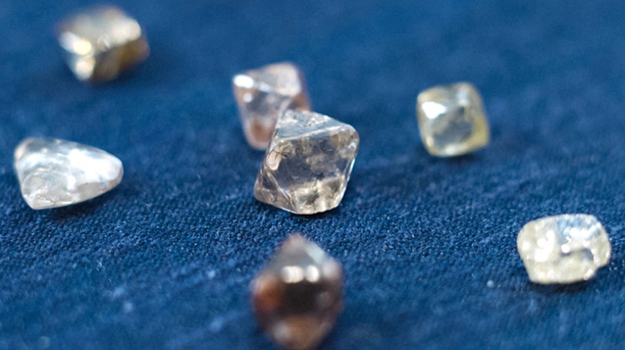 De Beers sales hint diamond market has bottomed out