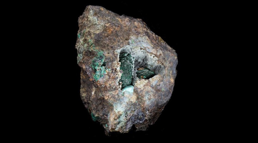 Sample recovered 220 years ago turns out to be new mineral