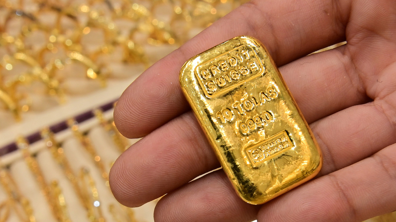 Gold heads for sixth weekly gain on stimulus outlook