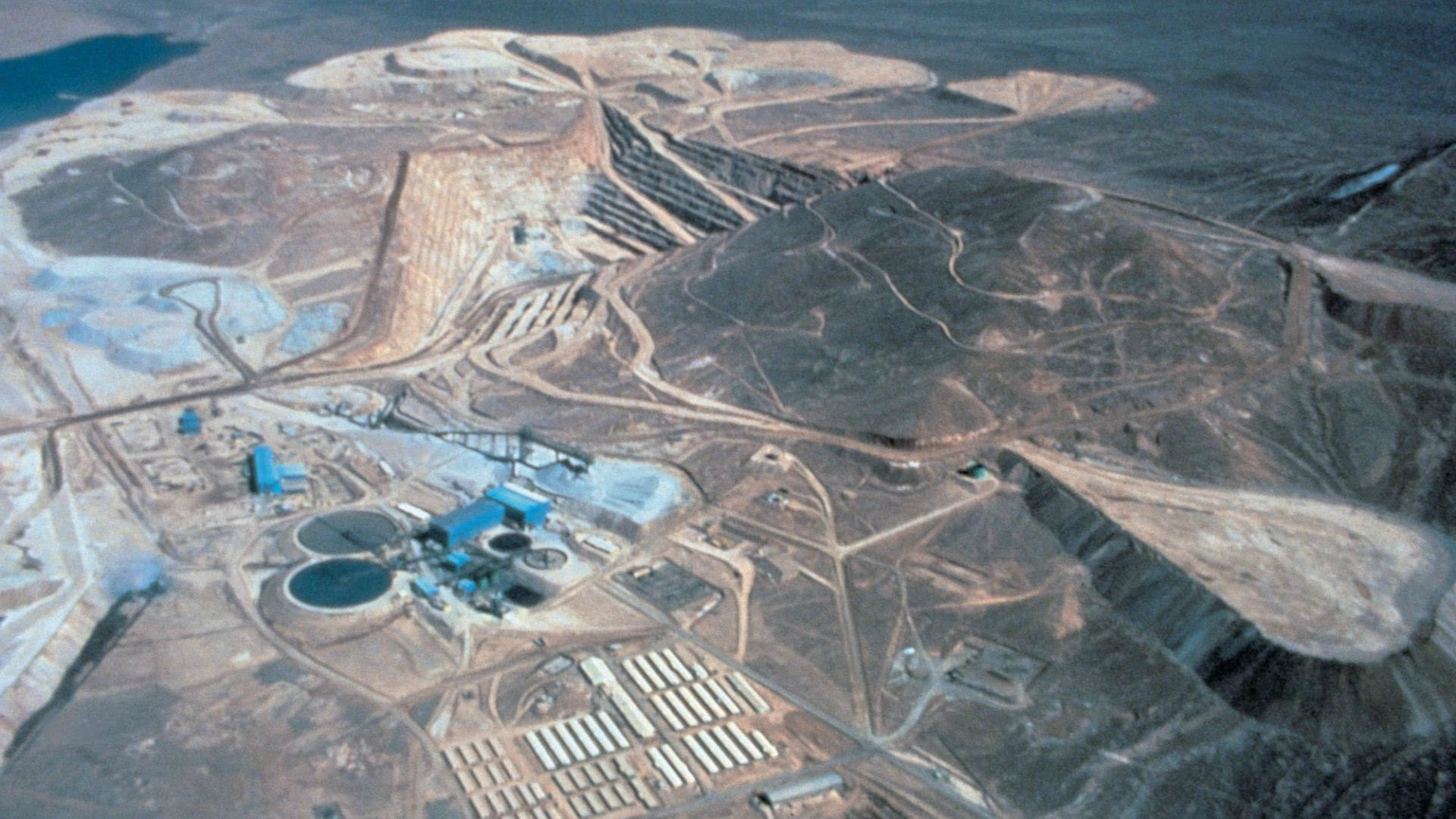 Workers at Chile`s Escondida, world`s top copper mine, ink contract