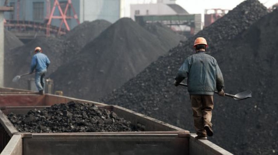 Iron ore price plunges, “panic” selling of coking coal