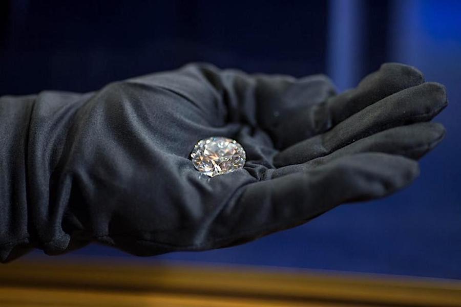 Alrosa follows De Beers with price cuts