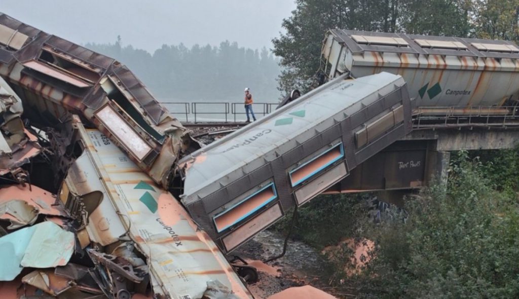 Train carrying potash derails near Hope