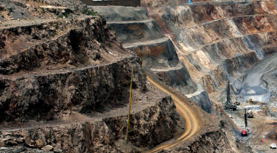 Peruvian Institute of Economy reports decrease in mining private investments