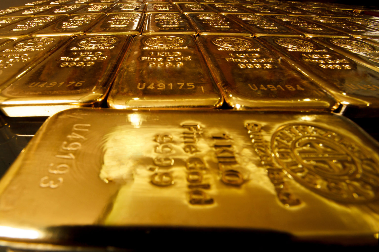 Gold price near ‘danger zone’ as dollar